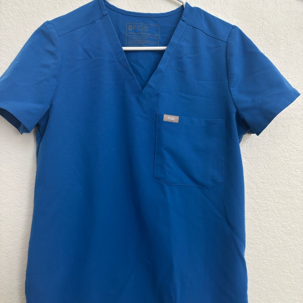 Figs Women's Short Sleeve V-Neck Tee in Blue